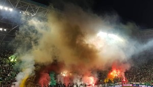 Šialení maďarskí fanúšikovia. Ohňostroj spustili priamo zo sektora