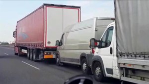 V Bratislave sa zrazili kamióny s dodávkami. Reťazová nehoda paralyzovala dopravu