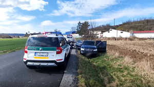 Streľba počas policajnej naháňačky. Vodič pri úteku havaroval