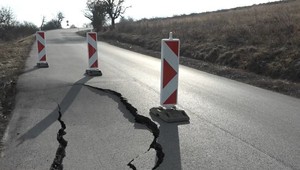Prepadla sa už opravená vozovka. Hrozí, že jedinú prístupovú cestu na určitý čas uzavrú