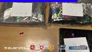 Europol rozbil sieť pašerákov: Kuriéri prehĺtali balíčky s kokaínom