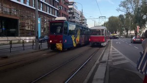 Nehoda auta s električkou si vyžiadala piatich zranených