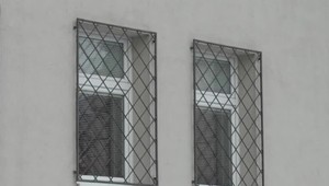 Mladík, ktorý sa smrťou vyhrážal učiteľke za zákaz fajčenia na hodine, sa napokon pred sudcu nedostal