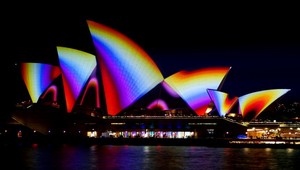 VIDEO: Opera v Sydney sa zmenila. Hýrila farbami