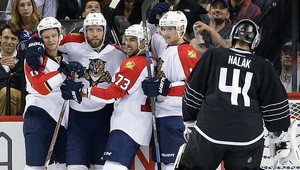 Halák dostal 4 góly zo 16 striel, Kane nebodoval