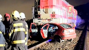 Auto so štyrmi ľuďmi skončilo na priecestí, stihli vyskočiť