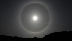 Úchvatný jav na oblohe. Okolo Mesiaca sa objavila svätožiara