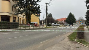 Silný výbuch rozmetal bankomat aj poškodil obecný úrad. Polícia pátra po páchateľovi