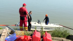 Opitý muž narazil člnom do mosta Apollo. Po zadržaní mal vykrikovať, že je synovcom Čaputovej