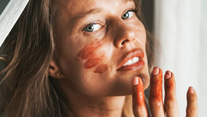 Česká Miss si potrela tvár menštruačnou krvou! A TOTO je dôvod!