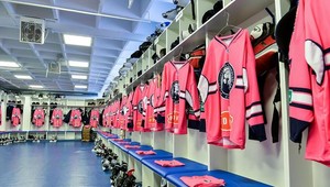 Medveščak nastúpil v netradičných ružových dresoch