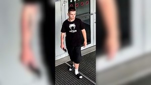 Poznáte ho? Tento muž odovzdal peňaženku s väčšou hotovosťou, teraz ho hľadajú