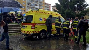 Rožňavčania videli na balkóne horiacu ženu, sanitka ju odviezla do nemocnice