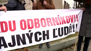 Pred úradom vlády protestovalo približne 200 predstaviteľov samospráv