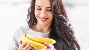 Banánové šupky nevyhadzujte: Zničeným vlasom dodajú zdravie a výživu