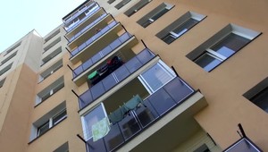 Národná banka stále sprísňuje podmienky na čerpanie úverov, ale záujem o ne rastie