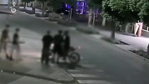 Mladík jazdil v Seredi bez evidenčného čísla, polícii sa vysmieval. Šok prišiel až po pozretí kamier