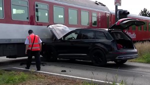 Centimetre od tragédie. Osobné auto sa "zahryzlo" do vlaku na železničnom priecestí