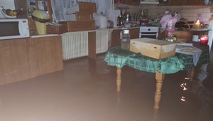 Silná búrka sa prehnala okolím Revúcej. Vytopila domy i záhrady