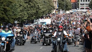VIDEO: Zvuk výfukov desiatok tisíc motoriek ovládol Prahu. Legenda medzi značkami oslavuje 115 rokov