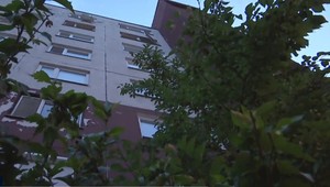 Na východe muž zaútočil motorovou pílou. Dvadsaťročnému mladíkovi poranil ruku