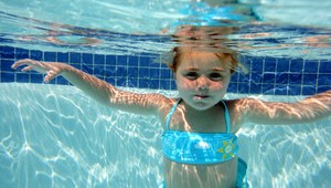 Naučte deti plávať bez skokov a plávacieho kolesa