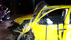 Obyvateľov vystrašila čelná zrážka dvoch áut. Odviezla ich odťahová služba ministerstva vnútra