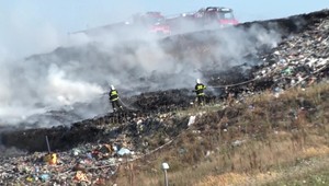 Komunálny odpad zachvátili plamene. Hasenie skládky komplikoval vietor