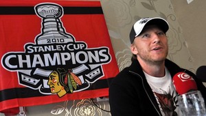 Hossa ukončil čakanie na Stanleyho pohár, dočkal sa v 12. sezóne