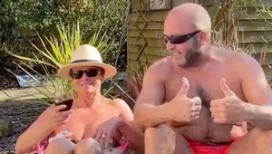 Kvôli koronavírusu im zrušili dovolenku, ale nesmútia: Ich domáce videá sa stali HITOM