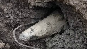 Robotníci narazili na podozrivú vec. Pre strach z objavu munície privolali aj pyrotechnika