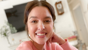 Budúca mamička sa teší na svoje prvé dieťa, no keď ukázala jeho otca, ľudia jej odkázali: Obaja ste nechutní