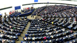 Európsky parlament požaduje, aby boli v covid pasoch iba registrované vakcíny. Očakáva sa, že niektoré krajiny návrh zablokujú