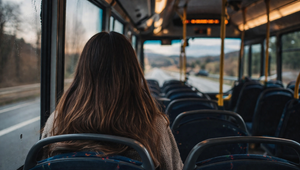 Žena si v petrohradskej MHD sadla do žieraviny, skončila v nemocnici. Prípad vyšetruje polícia