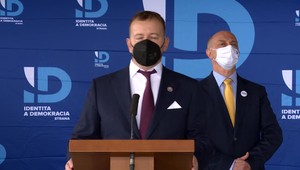 Poslanec Goga sa bojí, že nám prácu zoberú migranti. V prípade svojho biznisu problém s Viedenčanom egyptského pôvodu nemal