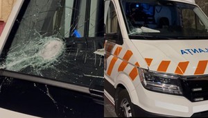 Falošná správa na TikToku vyvolala útok na sanitku. Záchranárov napadli sekerami a kameňmi