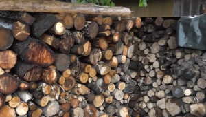 Kúriť drevom plánuje čoraz viac domácností. Predajcovia krbov zažívajú v energetickej kríze dobré časy