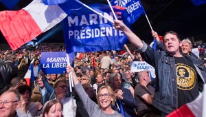 Prezidentské voľby vo Francúzsku: Podľa odhadov vyhrali Macron a Le Penová