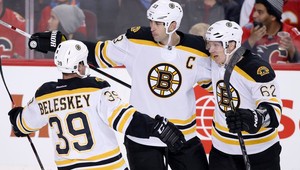 Gól a asistencia Cháru pri prehre Bostonu na ľade Calgary