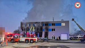 Podozrivého zo založenia požiaru haly v Pardubiciach zadržali na Slovensku. Polícia zadržala aj ďalších