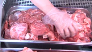 U zamestnancov nemeckého bitúnka potvrdili koronavírus, máme odtiaľ mäso