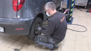 Pre bláznivé aprílové počasie majú vodiči dilemu. Kedy prezuť auto na letné pneumatiky?