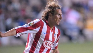 Prestúpi Forlan z Atletica k rivalovi do Realu?