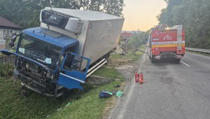 Nákladné auto skončilo mimo cesty. Pri nehode vodič poškodil ploty aj elektrické vedenia