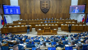 Parlament pred prázdninami ovládli sporné zákony. Na stole sú prezidentove vetá aj transakčná daň
