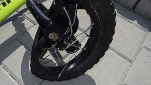 FOTO: Trojročný chlapec nedal prednosť v jazde, s odrážadlom skončil v boku auta