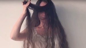 Videli ste už 20 rokov neumyté a 14 rokov neostrihané vlasy? Aha, komu patria!