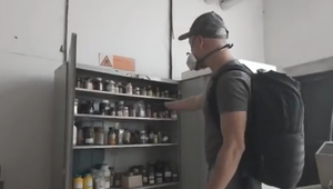 Youtuberi nakrúcali v bývalej chemickej továrni. V budove sa mali nachádzať nebezpečné látky