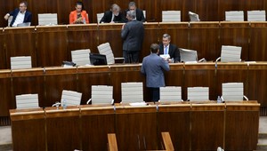 VIDEO: Matovič doniesol Dankovi letenku do Grécka, ten ho nazval buzerantom