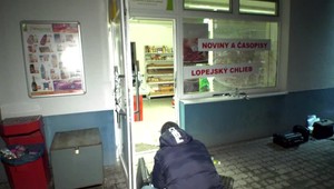 Krčma plná zákazníkov, ale svedok ani jeden. Zlodeji ukradli bankomat bez povšimnutia